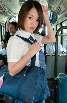 パーフェクトボディ・爆乳女子校生沙月由奈ちゃんが乗り込んだのは痴漢バス。そこでは、卑劣な猥褻行為が車内で繰り広げられる。
