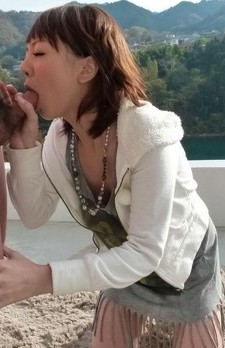 Arisa Araki has cum pouring from mouth after blowjobs in nature
