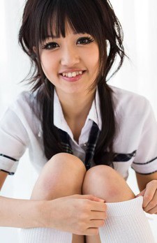 ロリ系美少女の朝倉ことみちゃんがＡＫＢコスチュームで登場。カメラ目線でフェラチオプレイに挑戦してくれます！